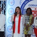 Lic. Laissa Bonellydando bienvenida en rifa navideña.