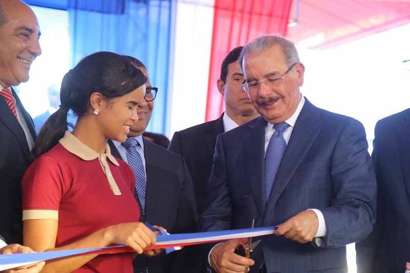 danilo inauguera escuela en moca