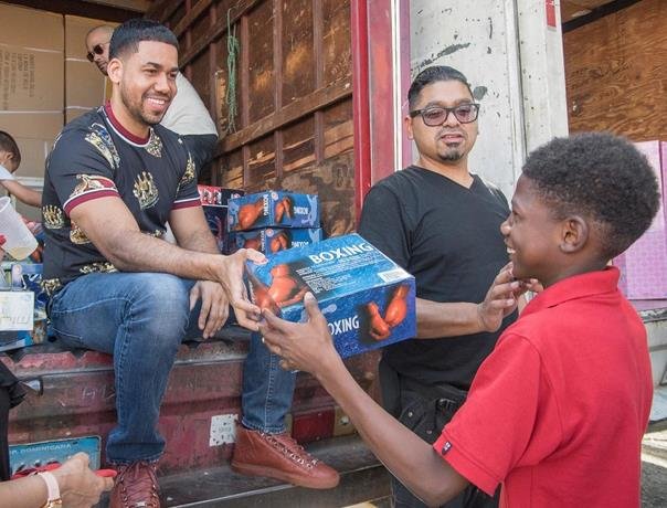 romeo santos llega al pais y se convierte en rey mago