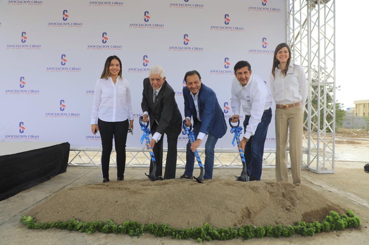 El alcalde Abel MartinezSantiago Reinoso yManuel Estrella dan primer palazo.