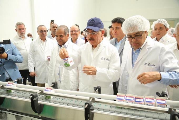 danilo entrega planta procesadora a ganaderos del este destaca inversion en visita sorpres