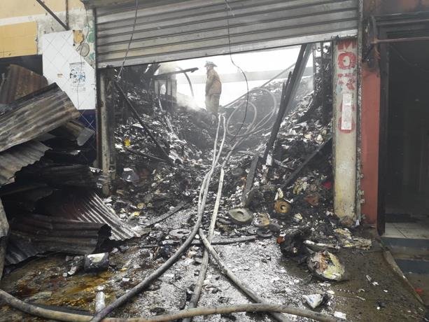 fuego destruye una fabrica textil y varias viviendas en santiago