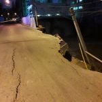 preocupacion en santiago por desplome de calle frente centro medico infantil y plaza comercial