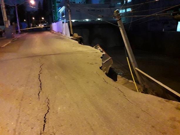 preocupacion en santiago por desplome de calle frente centro medico infantil y plaza comercial