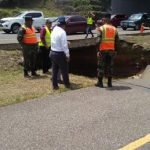 sorprende enorme hoyo en el kilometro 144 de la autopista duarte en santiago