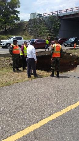 sorprende enorme hoyo en el kilometro 144 de la autopista duarte en santiago
