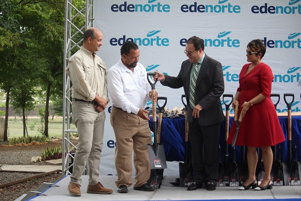 Administrador de Edenorte entrega herramientas a ejecutivos del Jardín Botánico
