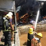 un incendio se propaga desde anoche en una fabrica de productos graficos en santiago