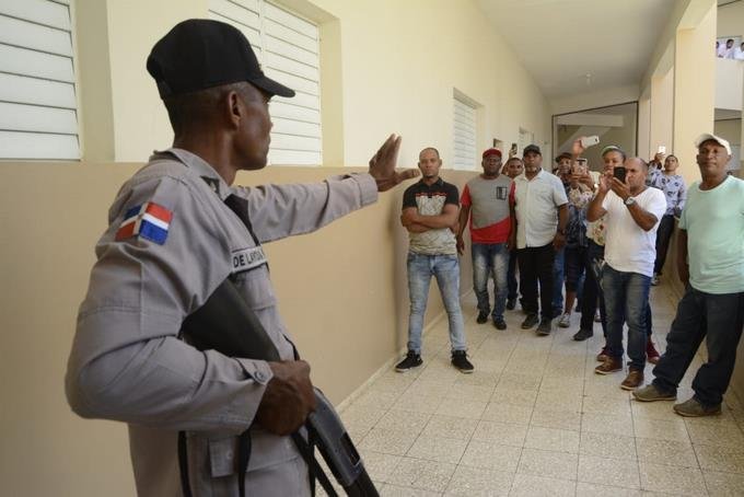 detenidos y protestas en palacio de justicia de montecristi aplazan medida de coercion a