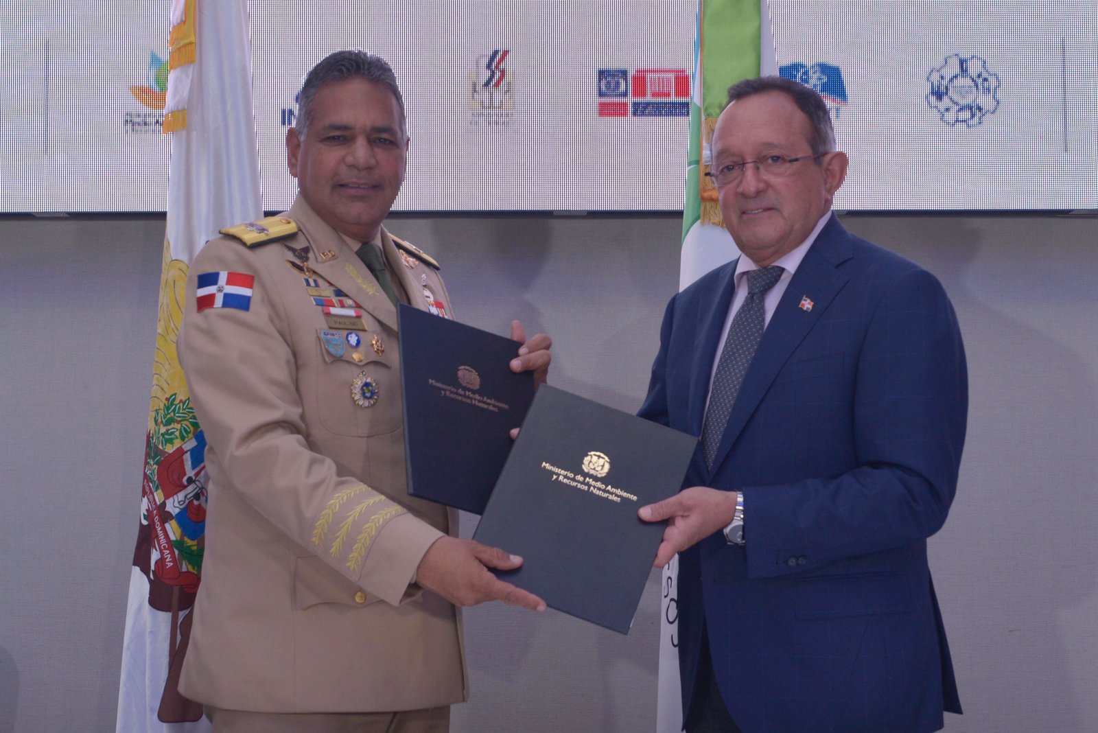 18E0953B 3A72 4156 8EED E3DF68306F1D