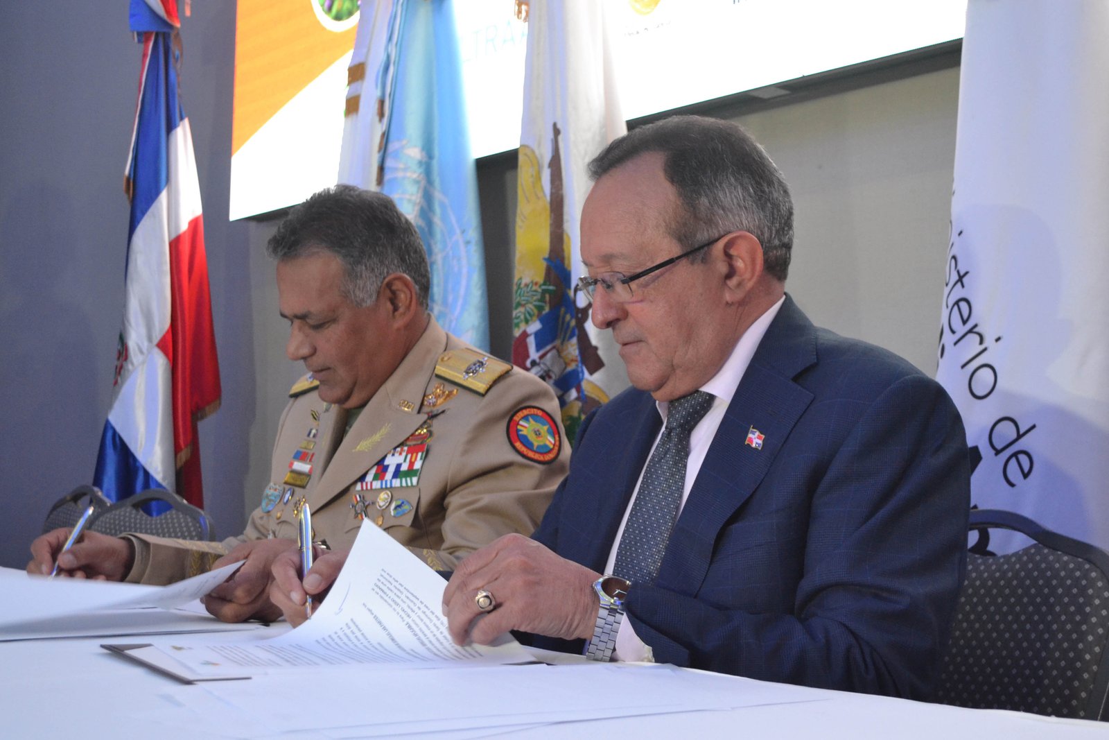 Ministerio de Medio Ambiente y Defensa firman acuerdo para capacitar personas a través de las escuelas vocacionales 3 26FBD8C3 2F0A 4D90 88CC 62C42E870C9B
