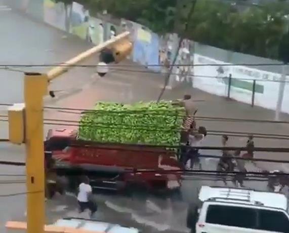 jovenes saquean camion cargado de guineos en santiago