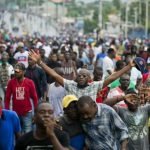 la policia de haiti se enfrenta a cientos de manifestantes en puerto principe