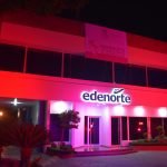 Edificio administrativo iluminado rosado