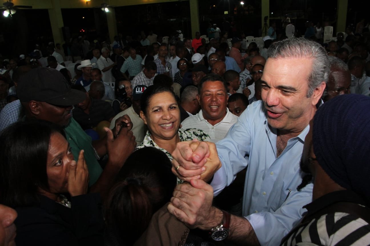 Luis saluda a dirigentes en SDE