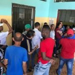 dos heridos en un centro de votacion en santiago en disputa por supuesta distribucion de dinero