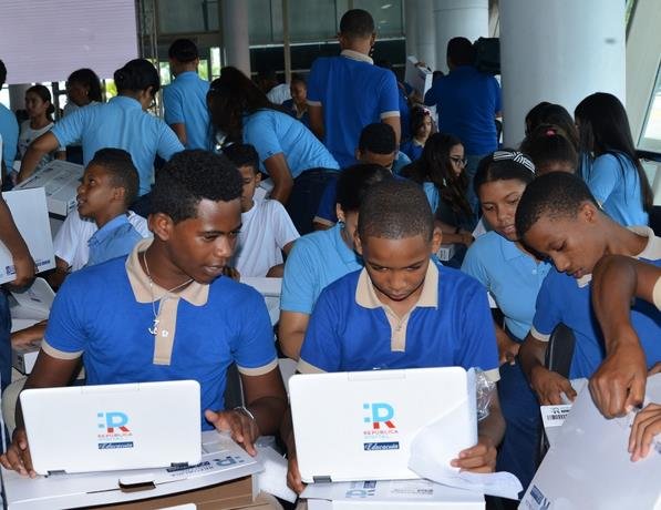 minerd concluye entrega de mas de 105 mil computadoras a estudiantes de secundaria