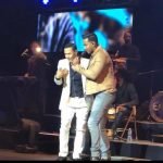 romeo santos se aparece en show de raulin rodriguez para felicidad del publico