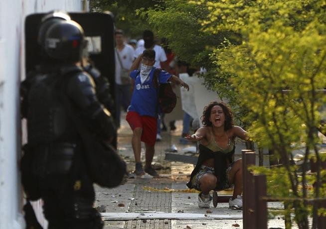 al-menos-tres-muertos-y-98-capturados-deja-jornada-de-protestas-en-colombia
