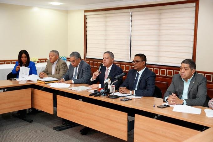 caen las recaudaciones del gobierno y se elevan gastos