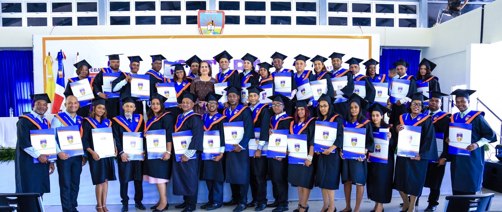 Docentes becados por Inafocam en graduación scaled