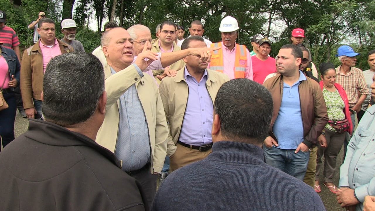 El Ing. Silvio Durán junto a los comunitarios de La Canela