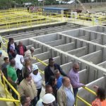 El ingeniero Silvio Durán junto a los comunitarios de Cienfuegos mientras visitaban acueducto en fase de terminación