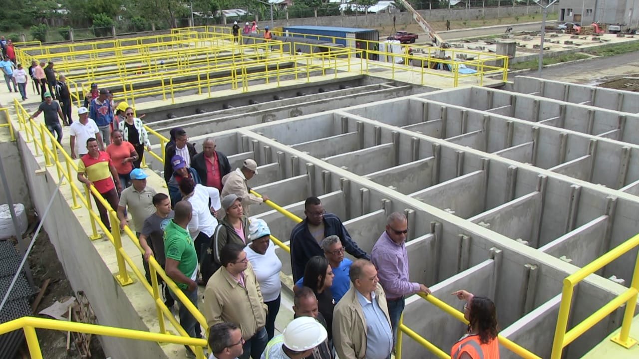 El ingeniero Silvio Durán junto a los comunitarios de Cienfuegos mientras visitaban acueducto en fase de terminación
