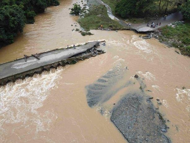 aguaceros destruyen puente el baden en la vega y afectan viviendas en santiago