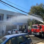 santiago con un chorro de agua estan los bomberos dispersan a las personas en las filas