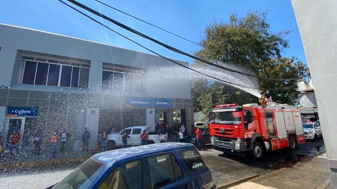 santiago-con-un-chorro-de-agua-estan-los-bomberos-dispersan-a-las-personas-en-las-filas