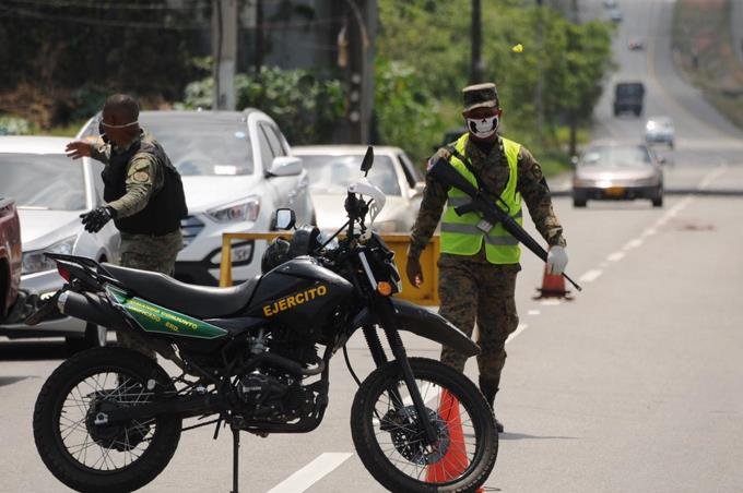 varios detenidos por violar normas en balnearios de santiago supermercados y farmacias siguen abarrotados