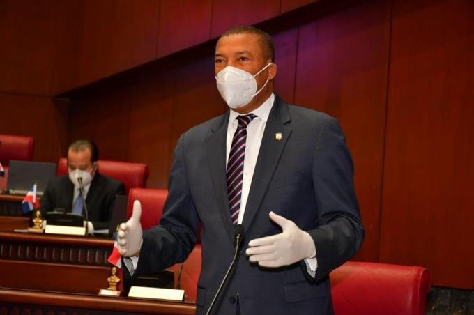 prm denuncia el pld reparte panes y pinas con fotos de candidatos en horario del toque de queda