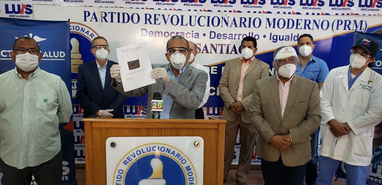 Dr. Plutarco Arias junto a médicos del PRM