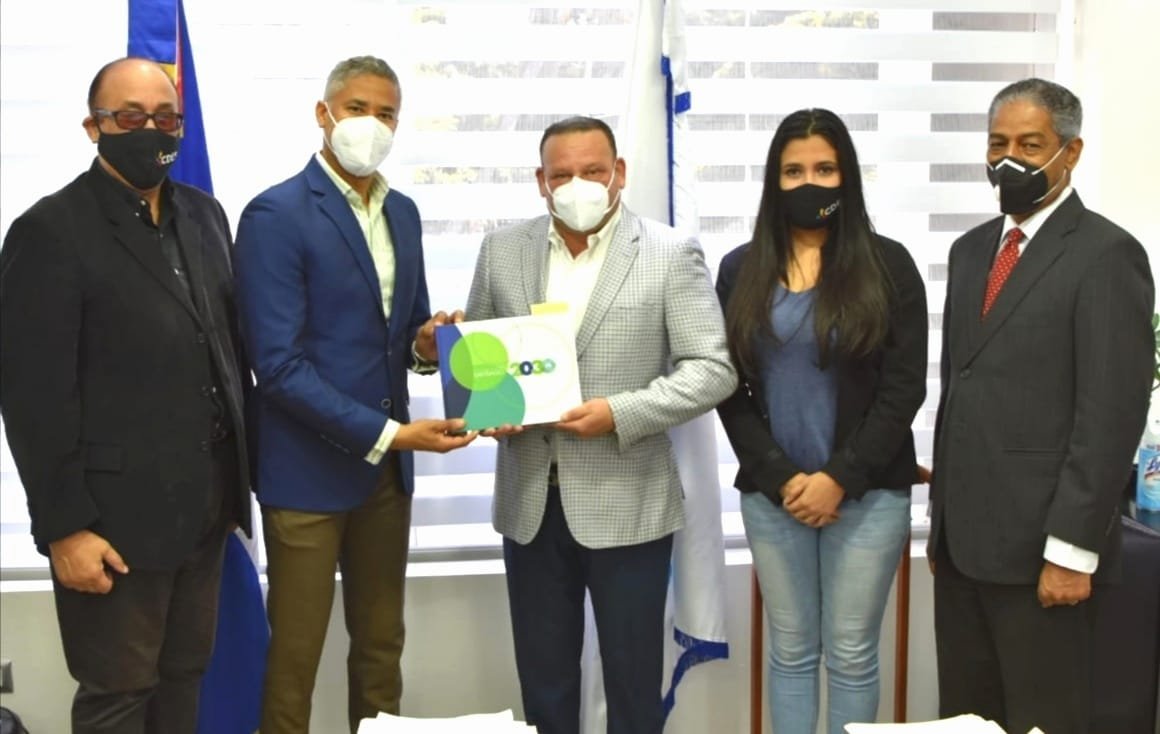 Miembros de CDES entregan ejemplar a Cueto