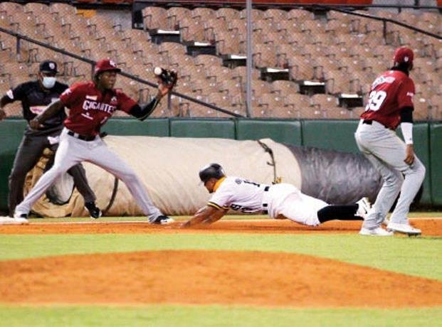 los gigantes se imponen ante las aguilas cibaenas en primer juego de temporada