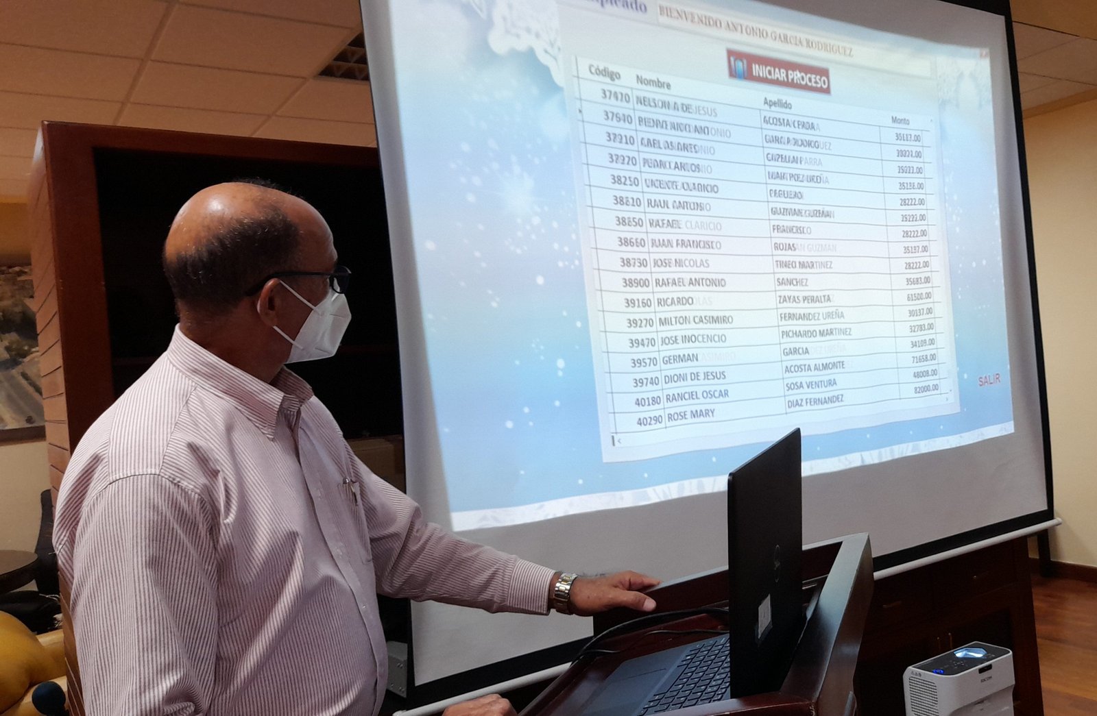 El director general de Coraasan Ing. Andrés Burgos autorizando el depósito del sueldo 13 1 scaled