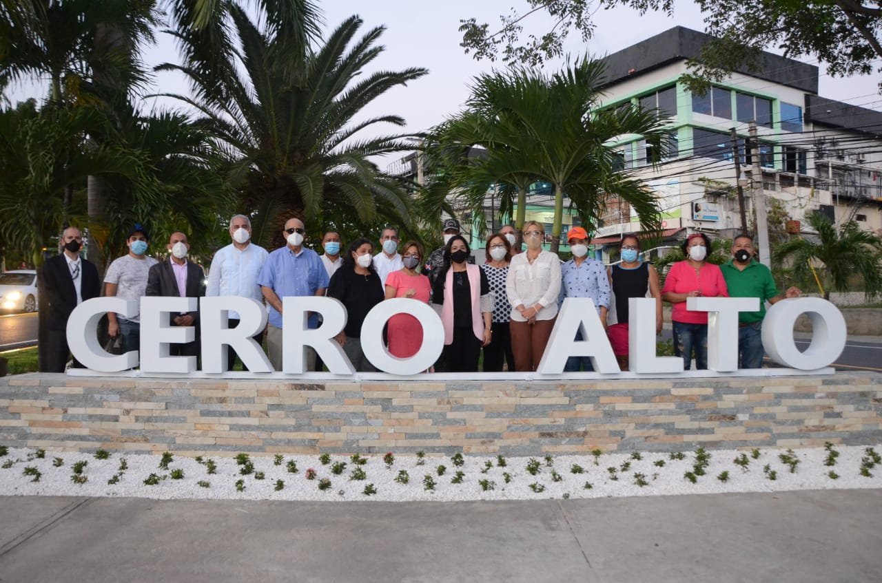 La vice alcaldesa Leonela Massiel Espinaljunto a los com