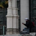 un hombre con mascarilla y gorra con bandera dominicana dispara en catedral de nueva york