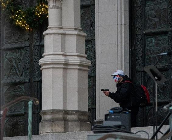 un hombre con mascarilla y gorra con bandera dominicana dispara en catedral de nueva york