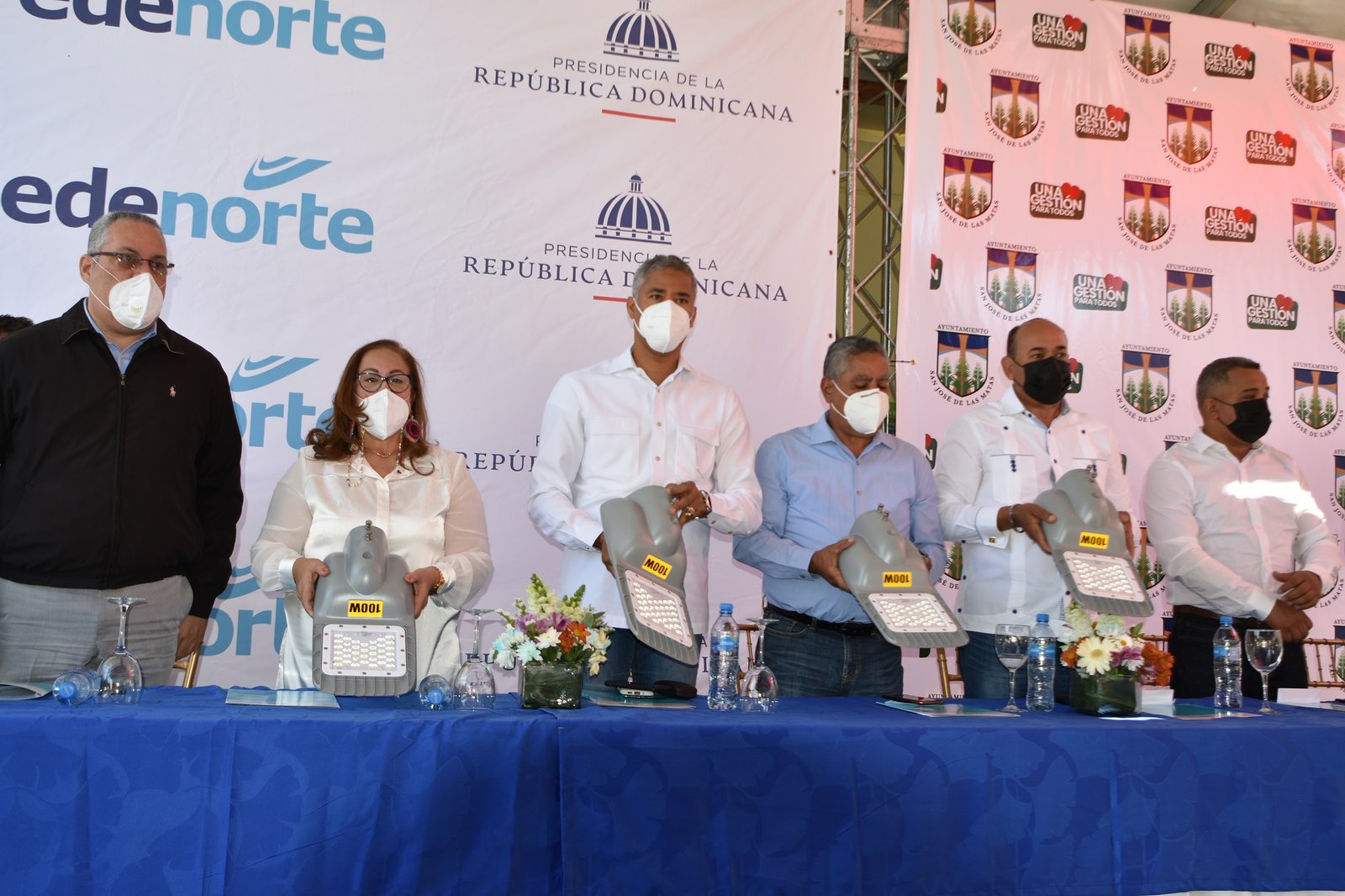 Autoridades presentan luminarias