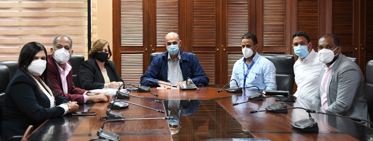 Directivos de Coraasan y de la Regional 08 de Educación durante encuentro