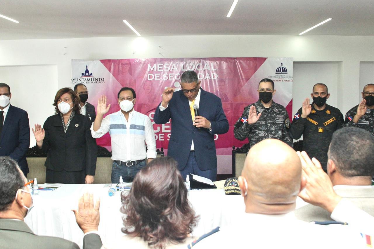 El ministro Jesus Vasquez procede a juramentar al alcalde Abel Martinez y demas integrantes de la mesa