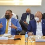 El ministro de Interior y policia y el director de Proindustria en el acto de presentacion dei dispositivo electronico antirrobo.