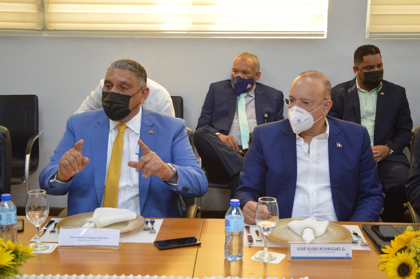 El ministro de Interior y policia y el director de Proindustria en el acto de presentacion dei dispositivo electronico antirrobo. scaled