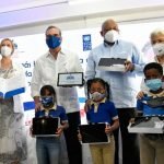 presidente recibe 537432 tabletas para entregarlas a los estudiantes