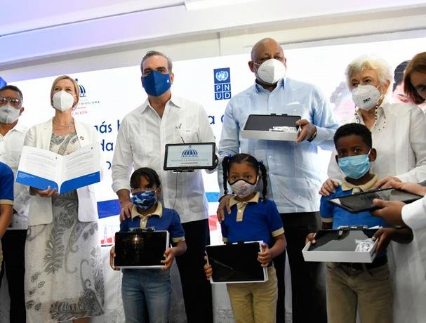 presidente recibe 537432 tabletas para entregarlas a los estudiantes