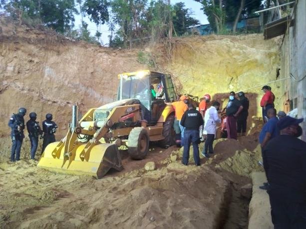 hombre queda sepultado en terreno cuando cavaba zanja en barrio de santiago
