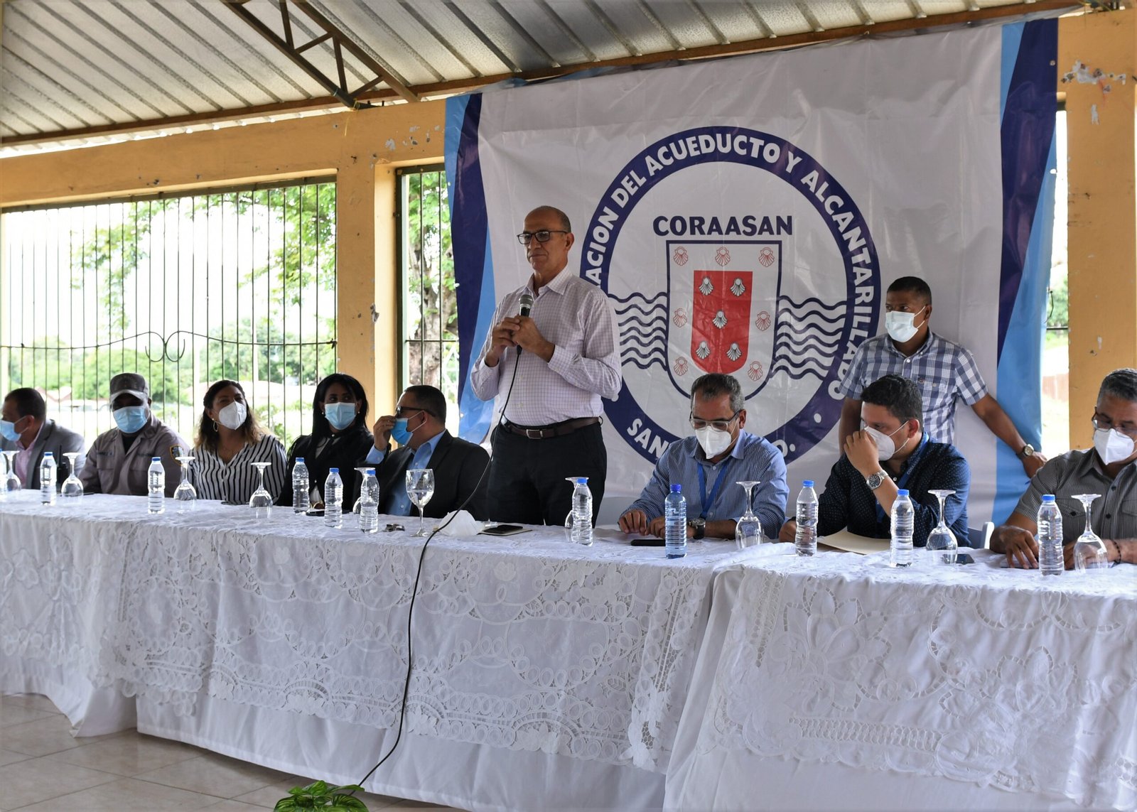 El Ing. Andres Burgos junto a los demas directivos presentes en el encuentro comunitario scaled