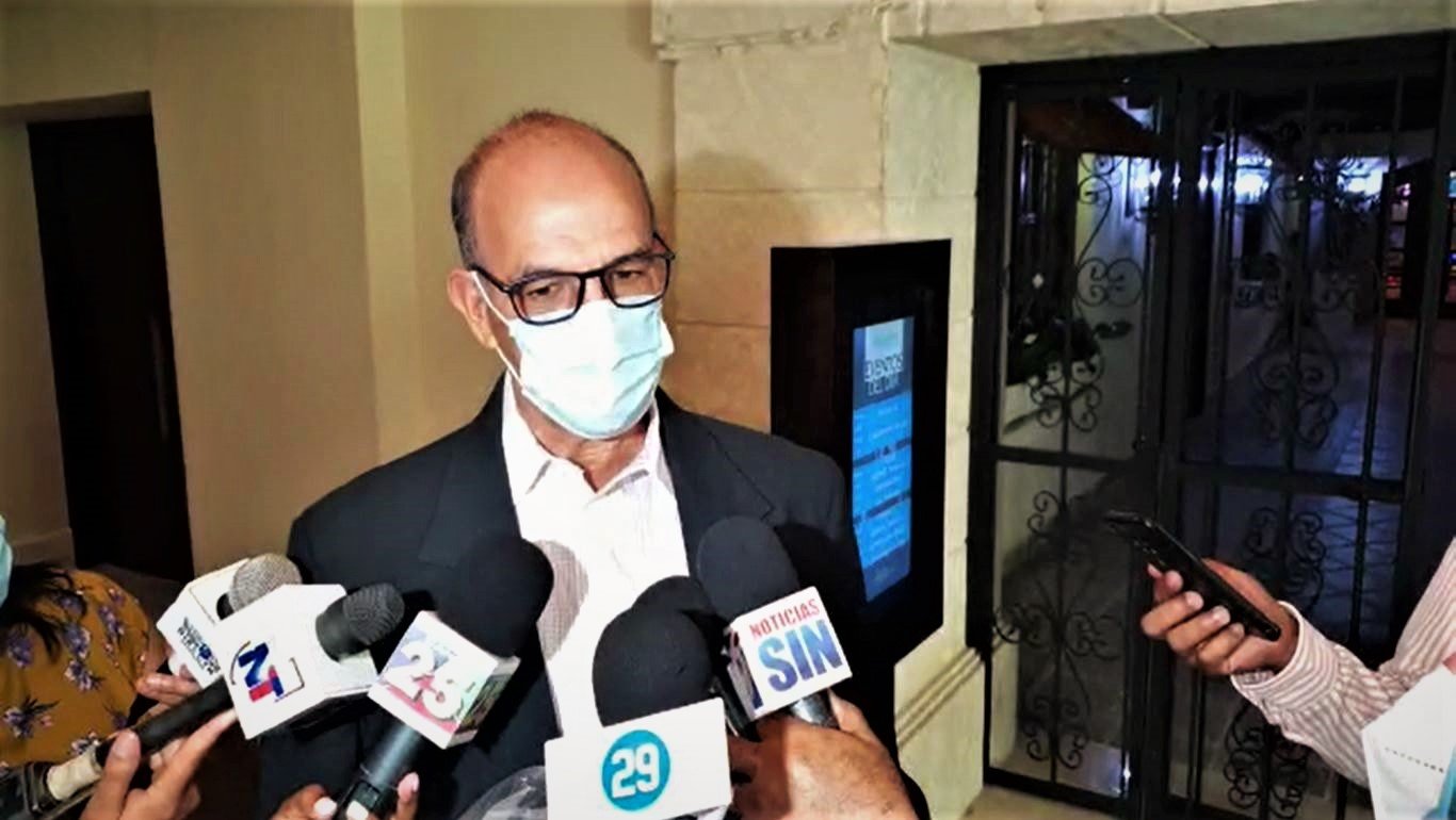 Ing. Andres Burgos mientras responde inquietudes a los medios de comunicacion1